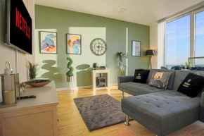 Penthouse Hub Apartment in Central MK with Juliet Balcony, Smart TV and Free Parking by Yoko Property